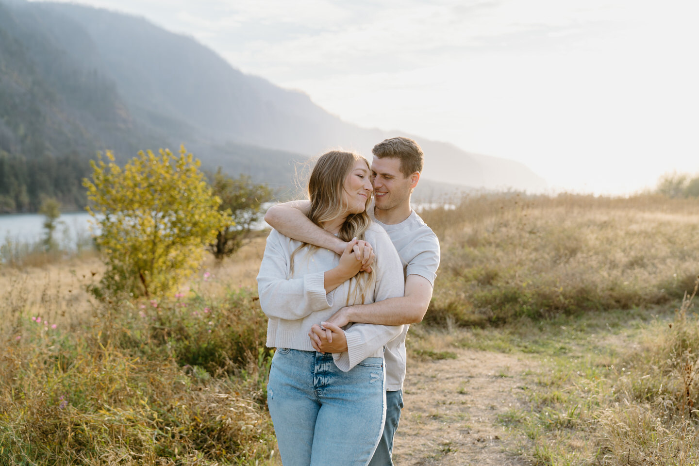 Fall engagement photos in Oregon's Columbia River Gorge