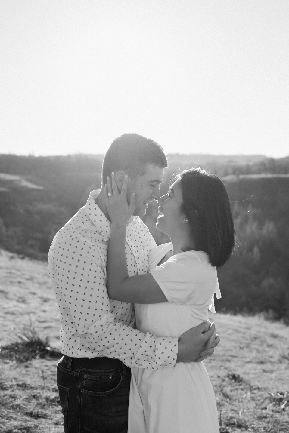 Engagement photos at Rowena Crest that features a couple embracing in front of the cliff's edge.