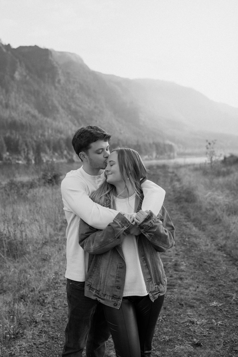 black and white photo of a couple hugging in the columbia gorge