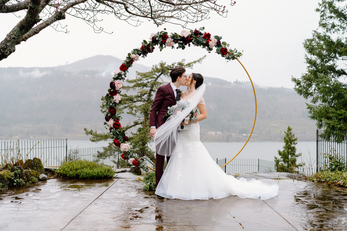 rainy spring wedding in hood river oregon with hoop floral background