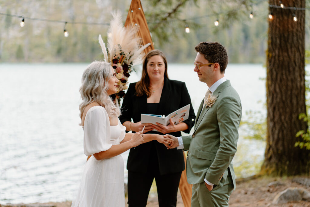 suttle lake intimate wedding ceremony