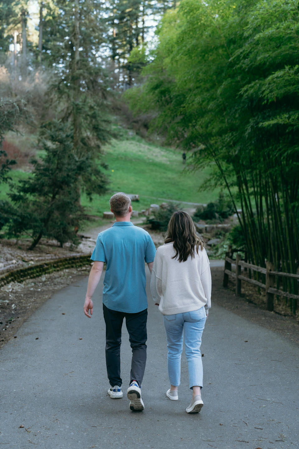 couple walking through Hoyt Arboretum