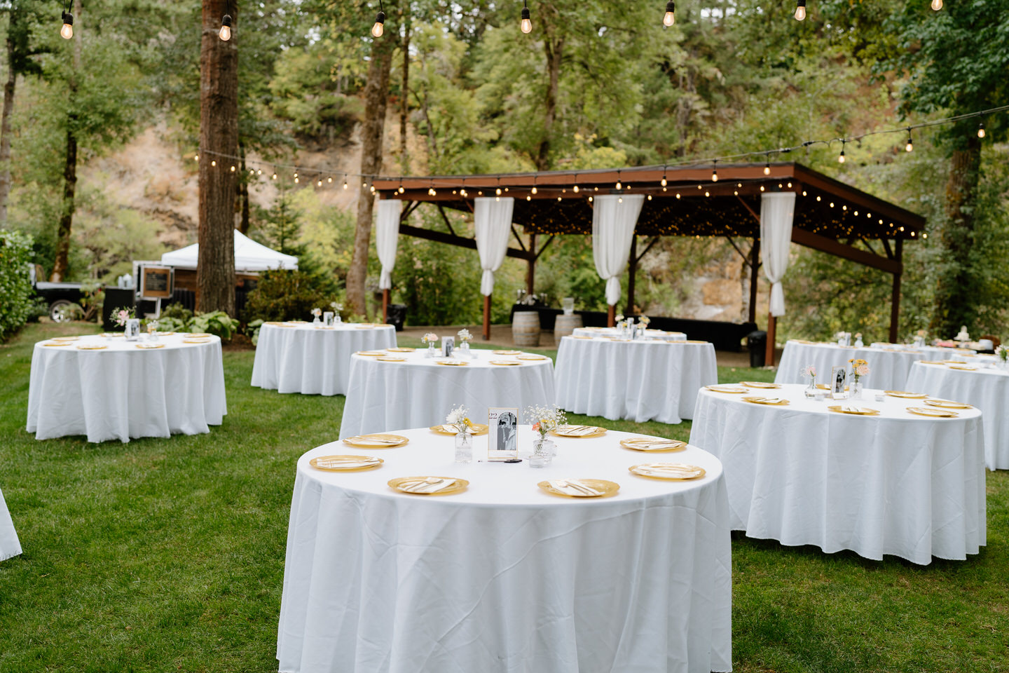 White and gold wedding reception table decor. This is a great idea for outdoor reception tables.