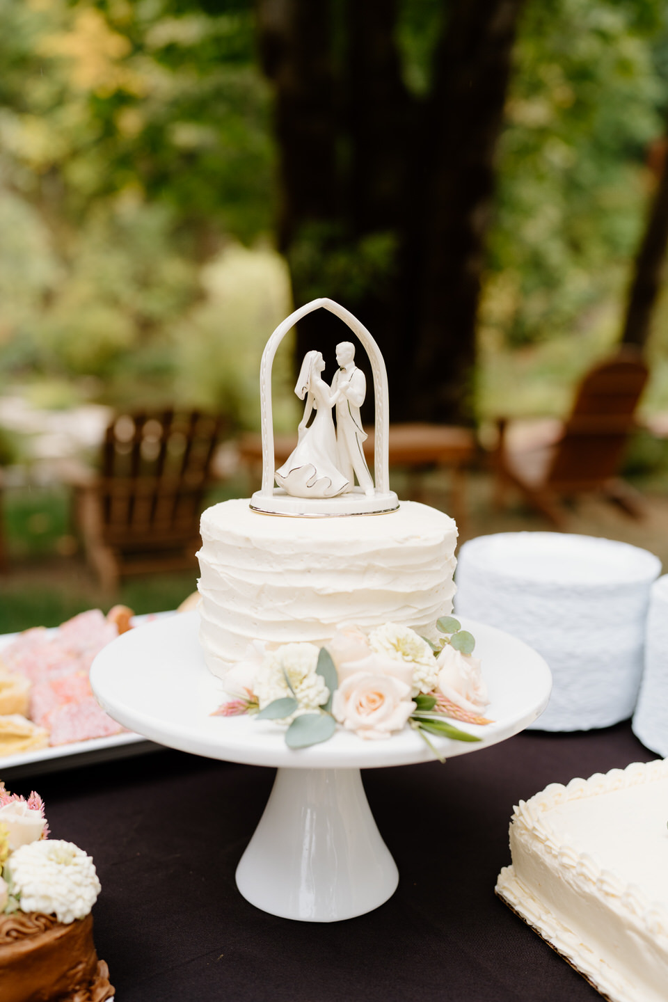 Elegant cake topper with floral accents at Navarra Gardens.