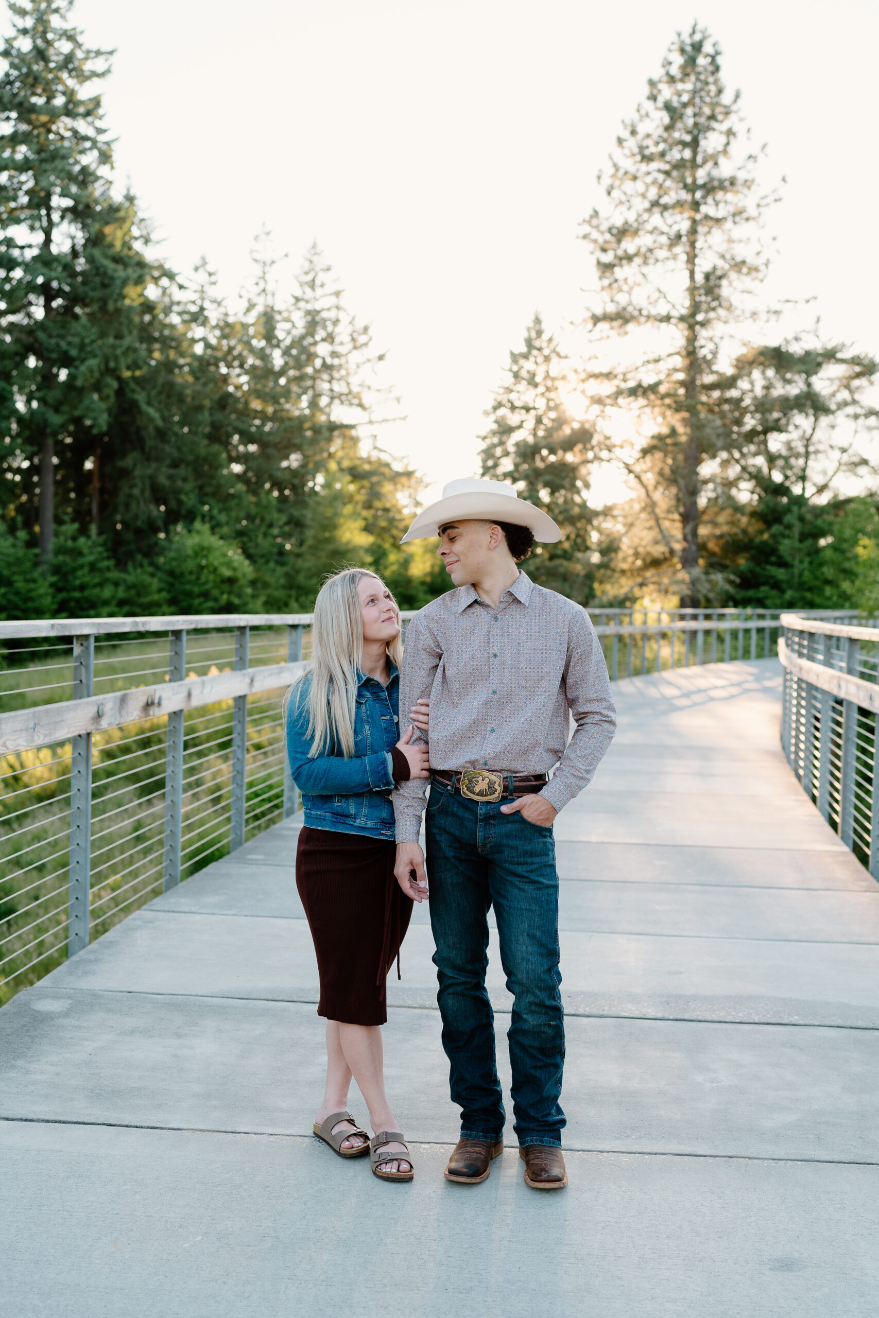 Oregon engagement photographer. Engagement photo locations in Hillsboro, Oregon.