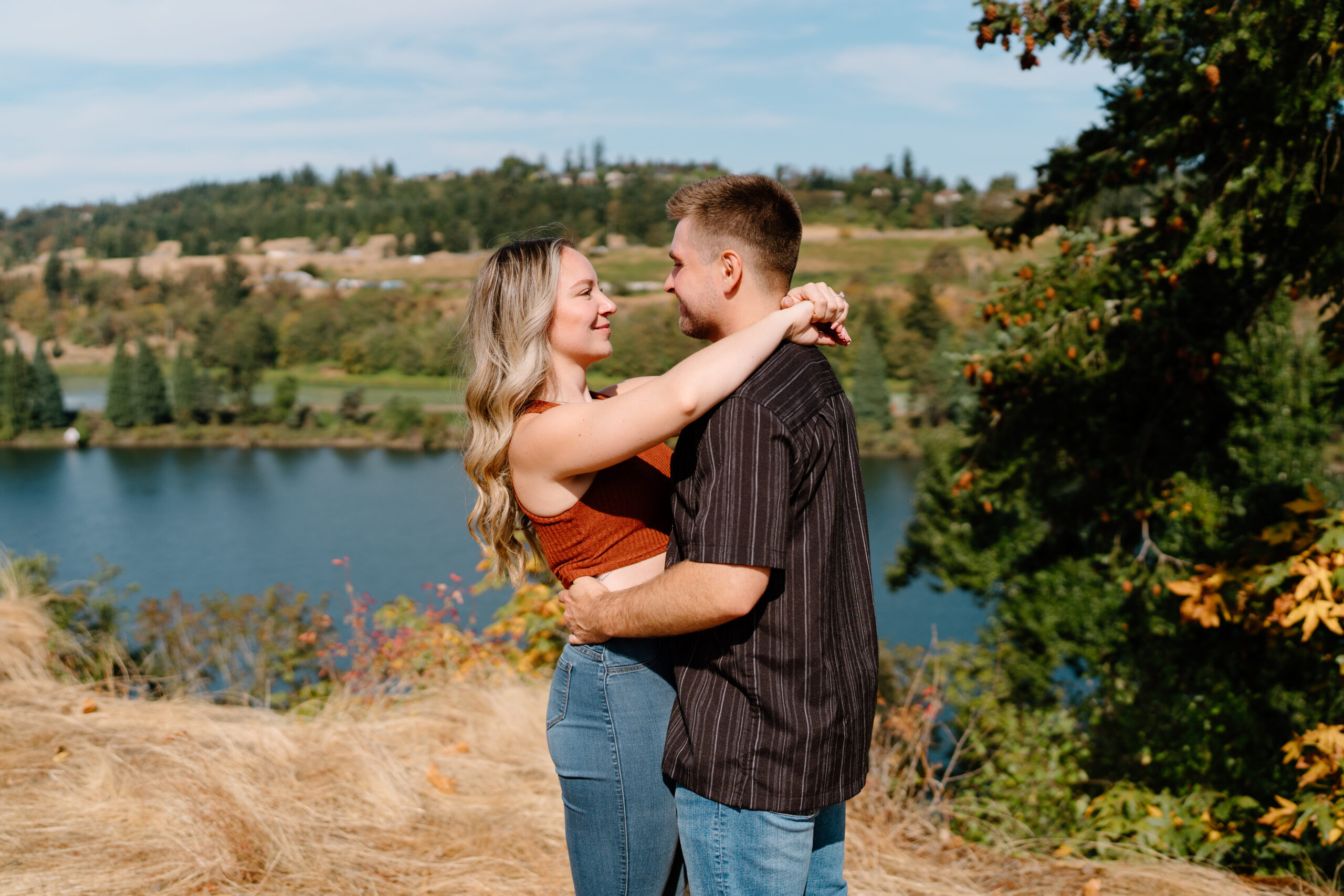 Best locations for Oregon engagement photos in Oregon City. Willamette River views in September.