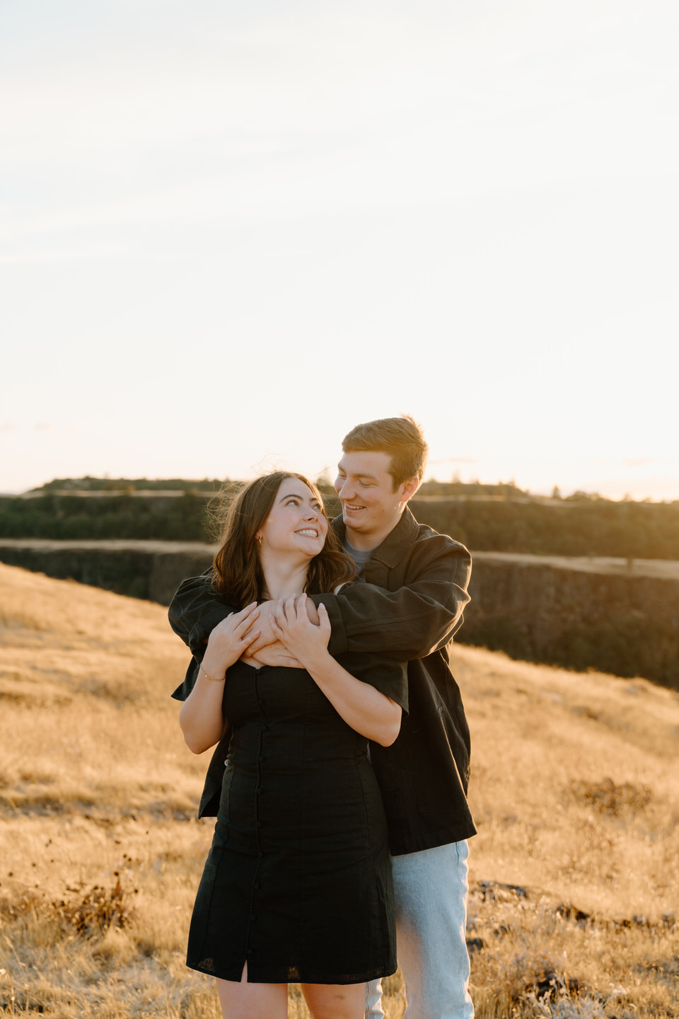 Golden hour couples photo shoot at Rowena Crest in the Columbia River Gorge.