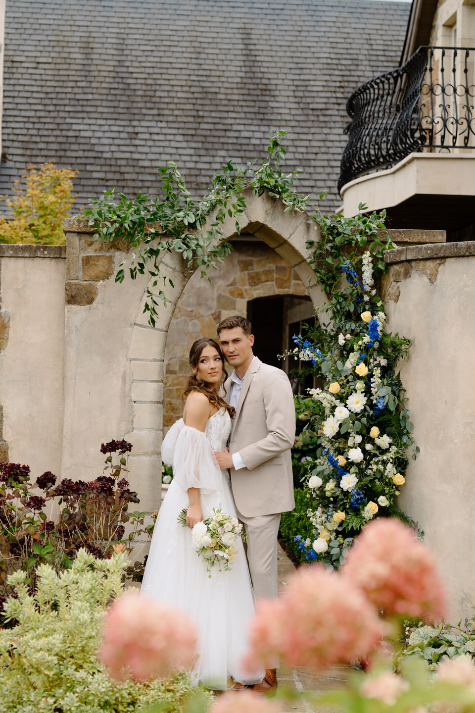 Romantic couple at Chateau de Lis