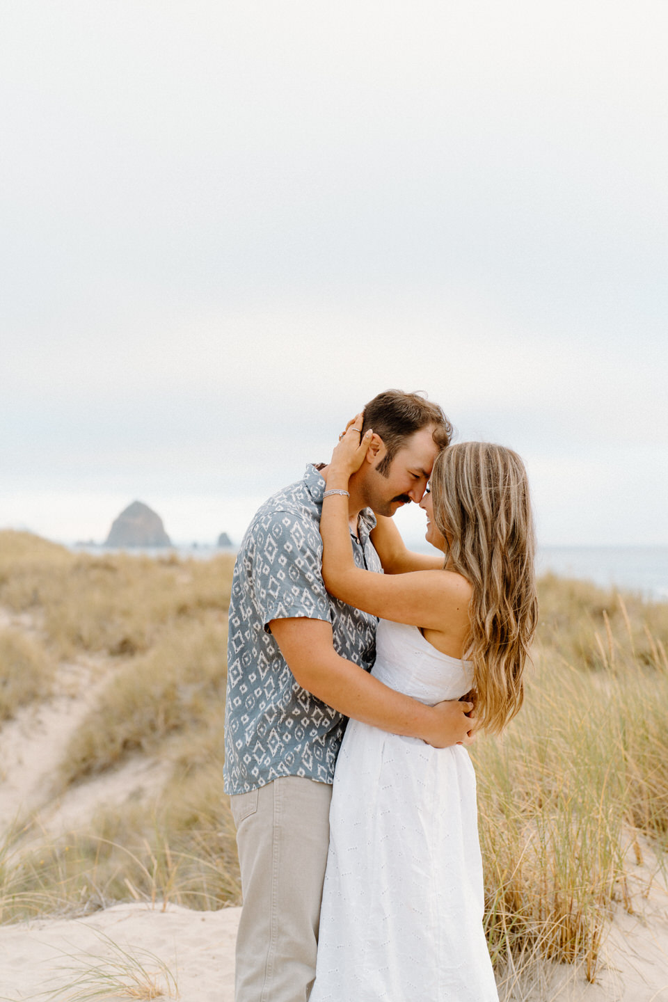 Romantic couples photo pose in the grass at the Oregon Coast